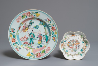 Une assiette en porcelaine de Chine famille rose et un support de th&eacute;i&egrave;re &agrave; d&eacute;cor en relief, Yongzheng/Qianlong