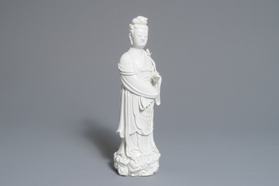 Een Chinese Dehua blanc de Chine Guanyin, 18e eeuw