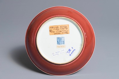 Une assiette en porcelaine de Chine rouge monochrome, marque et &eacute;poque de Qianlong
