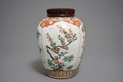 康熙  五彩花卉纹瓷罐带木头雕刻装饰瓶口