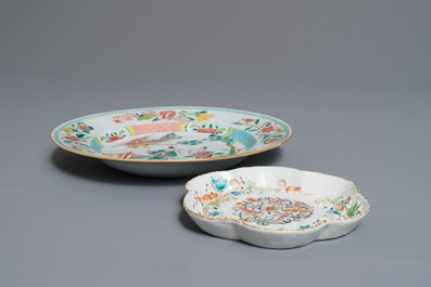 Une assiette en porcelaine de Chine famille rose et un support de th&eacute;i&egrave;re &agrave; d&eacute;cor en relief, Yongzheng/Qianlong