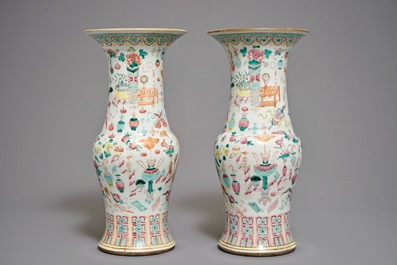 Une paire de vases de forme yenyen en porcelaine de Chine famille rose, 19&egrave;me