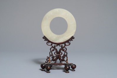 Een Chinese lichte celadon jade bi schijf, Ming of vroeger