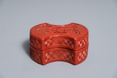 Een Chinese dekseldoos in rood lakwerk in de vorm van een lingot, 18/19e eeuw