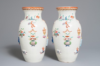 Une paire de vases en porcelaine de Chine famille rose &agrave; d&eacute;cor appliqu&eacute; d'antiquit&eacute;s, R&eacute;publique, 1&egrave;re moiti&eacute; du 20&egrave;me