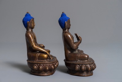 Twee Chinese verguld bronzen figuren van Boeddha Shakyamuni, 19/20e eeuw