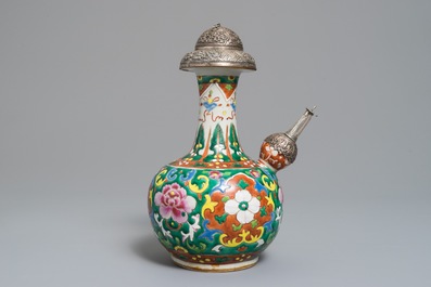 Un kendi en porcelaine de Chine famille rose &agrave; monture en argent pour le march&eacute; Peranakan ou Straits, 19&egrave;me