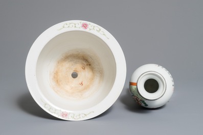 Deux pots &agrave; pinceaux, un vase et une jardini&egrave;re en porcelaine de Chine famille rose, 19/20&egrave;me