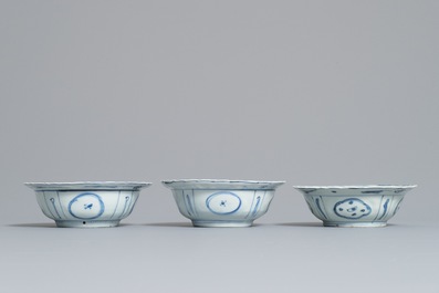 Trois bols de type klapmuts en porcelaine de Chine de type kraak, Wanli