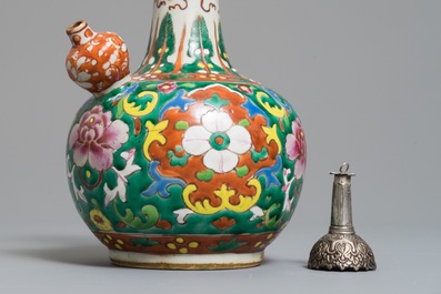 Un kendi en porcelaine de Chine famille rose &agrave; monture en argent pour le march&eacute; Peranakan ou Straits, 19&egrave;me