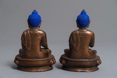 Twee Chinese verguld bronzen figuren van Boeddha Shakyamuni, 19/20e eeuw