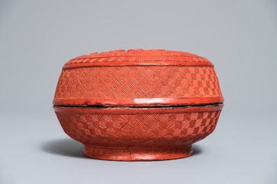 Un vase et une bo&icirc;te couverte de forme ronde en laque rouge, Chine, 19/20&egrave;me