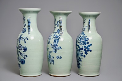 Drie Chinese vazen met blauwwit decor op celadon fondkleur, 19/20e eeuw