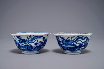 Une paire de bols lob&eacute;s aux ph&eacute;nix en porcelaine de Chine bleu et blanc, Kangxi