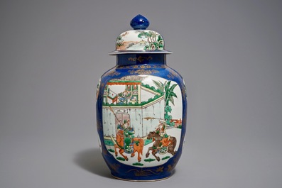 Un vase couvert en porcelaine de Chine famille verte sur fond bleu poudr&eacute;, 19&egrave;me
