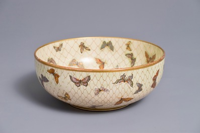 Un bol aux papillons en porcelaine de Japon, Satsuma, Meiji, 19&egrave;me