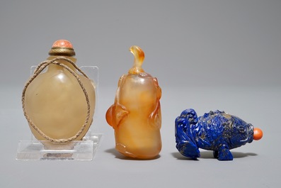 Drie Chinese snuifflessen in agaat en lapis lazuli, 19/20e eeuw