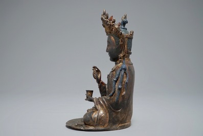 Un mod&egrave;le de Guanyin en bronze dor&eacute; et laqu&eacute;, Chine, Ming