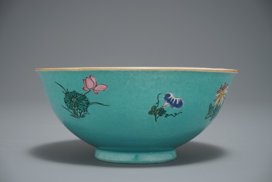 Un bol en porcelaine de Chine famille rose sur fond turquoise, marque de Qianlong, 19/20&egrave;me