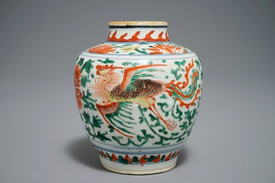 Un vase en porcelaine de Chine wucai &agrave; d&eacute;cor de deux ph&eacute;nix, &eacute;poque Transition