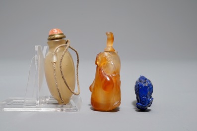 Drie Chinese snuifflessen in agaat en lapis lazuli, 19/20e eeuw