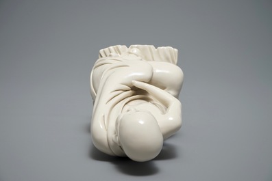 Une figure d'un Luohan en porcelaine blanc de Chine de Dehua, 19&egrave;me