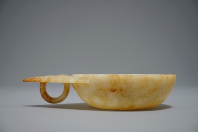 A Chinese russet jade bowl with triangular handle, 19/20th C.