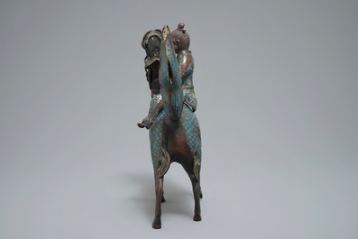 Een Chinese cloisonn&eacute; en bronzen wierookbrander in de vorm van een wijze op een kylin, zegelmerk, 19e eeuw