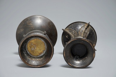 Twee Chinese bronzen gu vazen, 17/18e eeuw