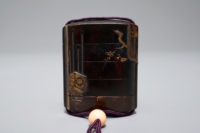 Trois inro en laque rouge et maki-e avec leurs ojime et netsuke, Japon, Meiji, 19/20&egrave;me