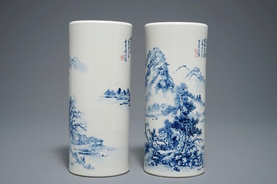 Une paire de portes-chapeaux en porcelaine de Chine bleu et blanc, 20&egrave;me