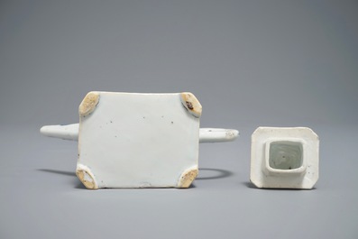 Une th&eacute;i&egrave;re de forme rectangulaire en porcelaine de Chine bleu et blanc, Kangxi