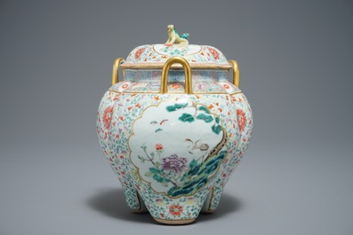 Un br&ucirc;le-parfum en porcelaine de Chine famille rose, marque de Jiangxi Porcelain Company, R&eacute;publique, 20&egrave;me