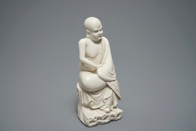 Een Chinese Dehua blanc de Chine figuur van een Luohan, 19e eeuw