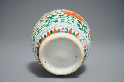 Un vase en porcelaine de Chine wucai &agrave; d&eacute;cor de deux ph&eacute;nix, &eacute;poque Transition