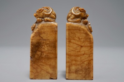 Deux sceaux en pierre de savon de Shoushan avec un lion bouddhiste, 19/20&egrave;me