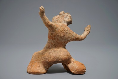 Een Chinees aardewerken beeld van een mannelijke danser, Han
