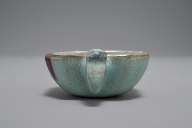 Une petite tasse octagonale en gr&egrave;s &eacute;maill&eacute; turquoise de type Junyao, prob. Yuan ou Ming