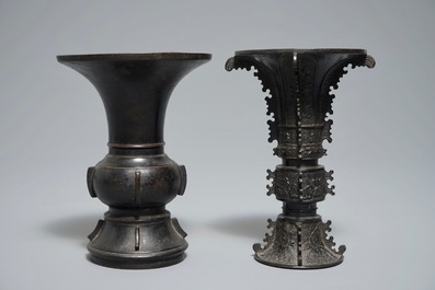 Deux vases de forme gu en bronze, Chine, 17/18&egrave;me