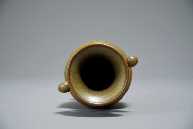 Een Chinese monochrome vaas met tea dust glazuur, Yongzheng merk, 19/20e eeuw