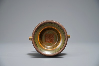 Un vase en porcelaine de Chine monochrome poudre de th&eacute;, marque de Yongzheng, 19/20&egrave;me