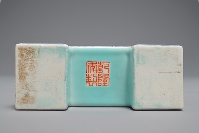 Een Chinese famille rose penselenrust, Qianlong merk, 20e eeuw
