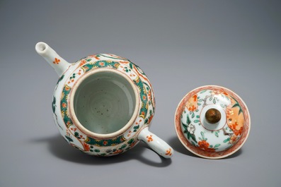 Une th&eacute;i&egrave;re en porcelaine de Chine famille verte &agrave; d&eacute;cor d'un ph&eacute;nix, Kangxi