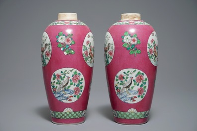 Une paire de vases en porcelaine de style famille rose &agrave; fond rouge rubis, Samson, Paris, 19&egrave;me