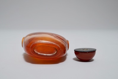 A Chinese amber snuff bottle, 18/19th C.