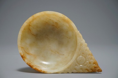 A Chinese russet jade bowl with triangular handle, 19/20th C.