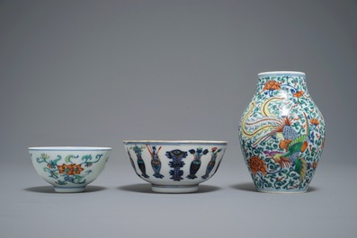 Deux bols et un vase en porcelaine de Chine doucai, marques de Yongzheng et Qianlong, 19/20&egrave;me