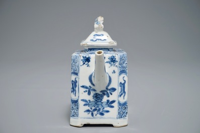 Une th&eacute;i&egrave;re de forme rectangulaire en porcelaine de Chine bleu et blanc, Kangxi