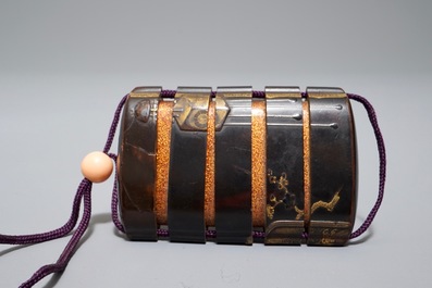 Trois inro en laque rouge et maki-e avec leurs ojime et netsuke, Japon, Meiji, 19/20&egrave;me