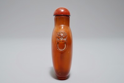 Een Chinese snuiffles in amber, 18/19e eeuw